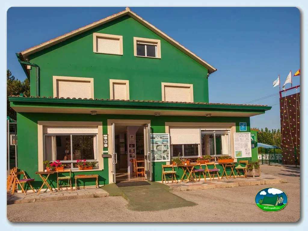 Restaurante bar con terraza y vistas al recinto del Camping Os Fieitas, O Grove (Pontevedra)
