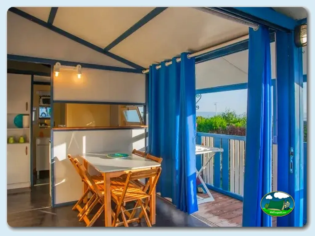 Bungalow interior con terraza y vistas al entorno del Camping Os Fieitas, O Grove (Pontevedra)