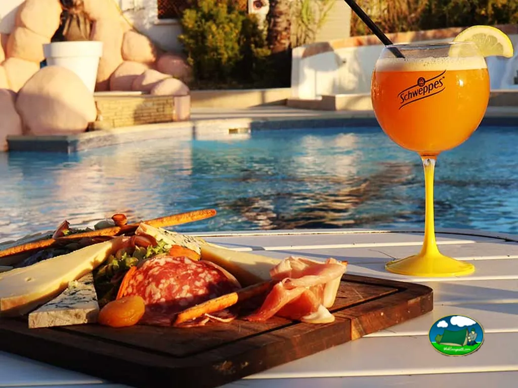 Aperitivo servido junto a piscina