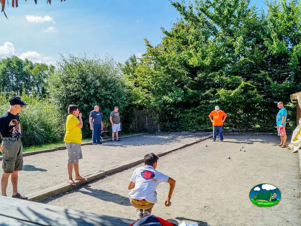 Personas jugando a la petanca