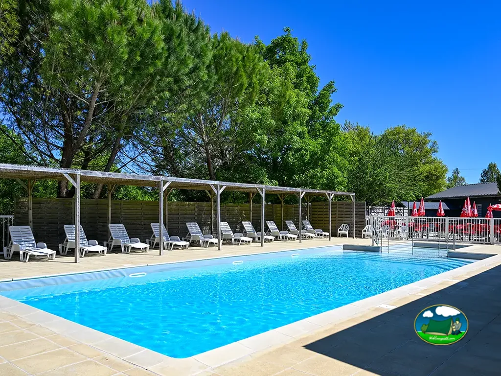 Piscina exterior soleada