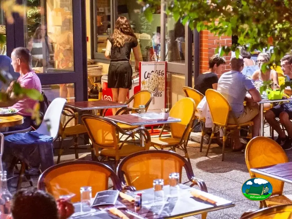 Terraza de restaurante con comensales