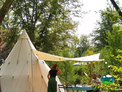 tienda tipi con mesa