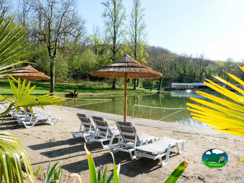 Laguna recreativa con tumbonas