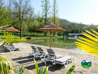 Laguna recreativa con tumbonas