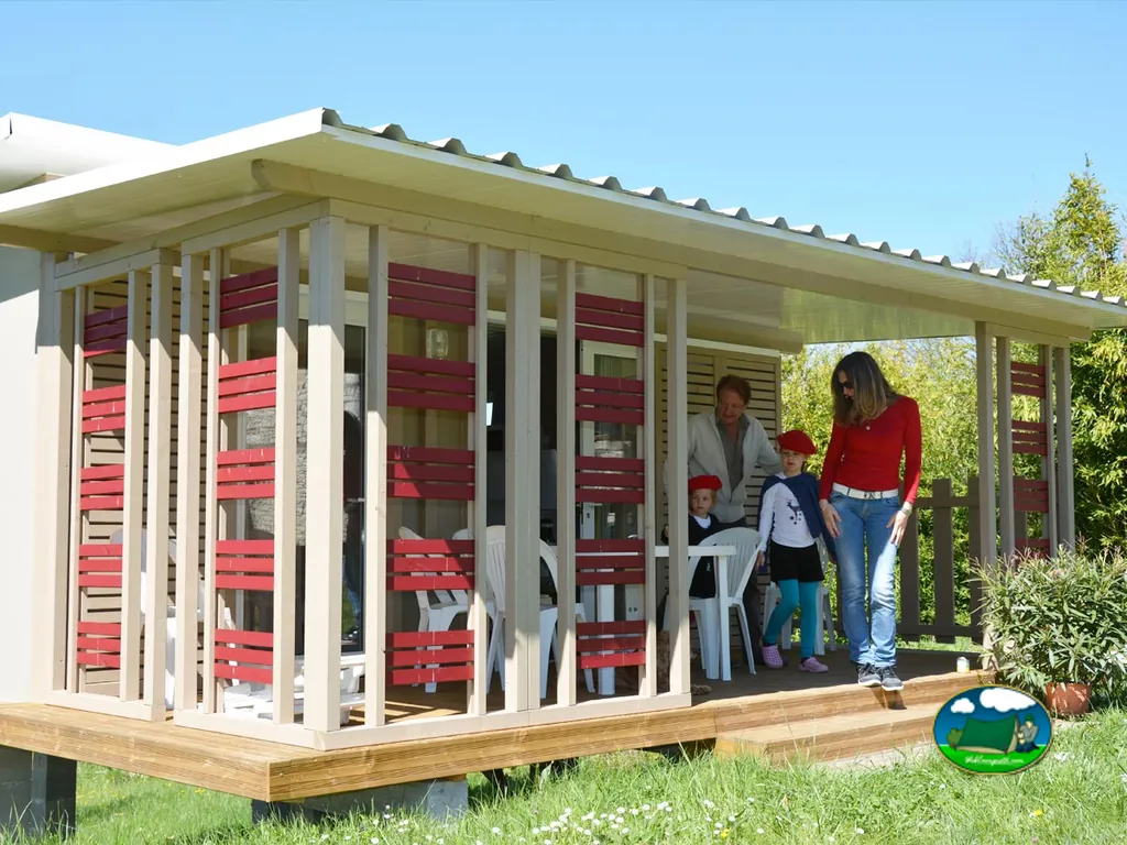 Familia junto a bungaló