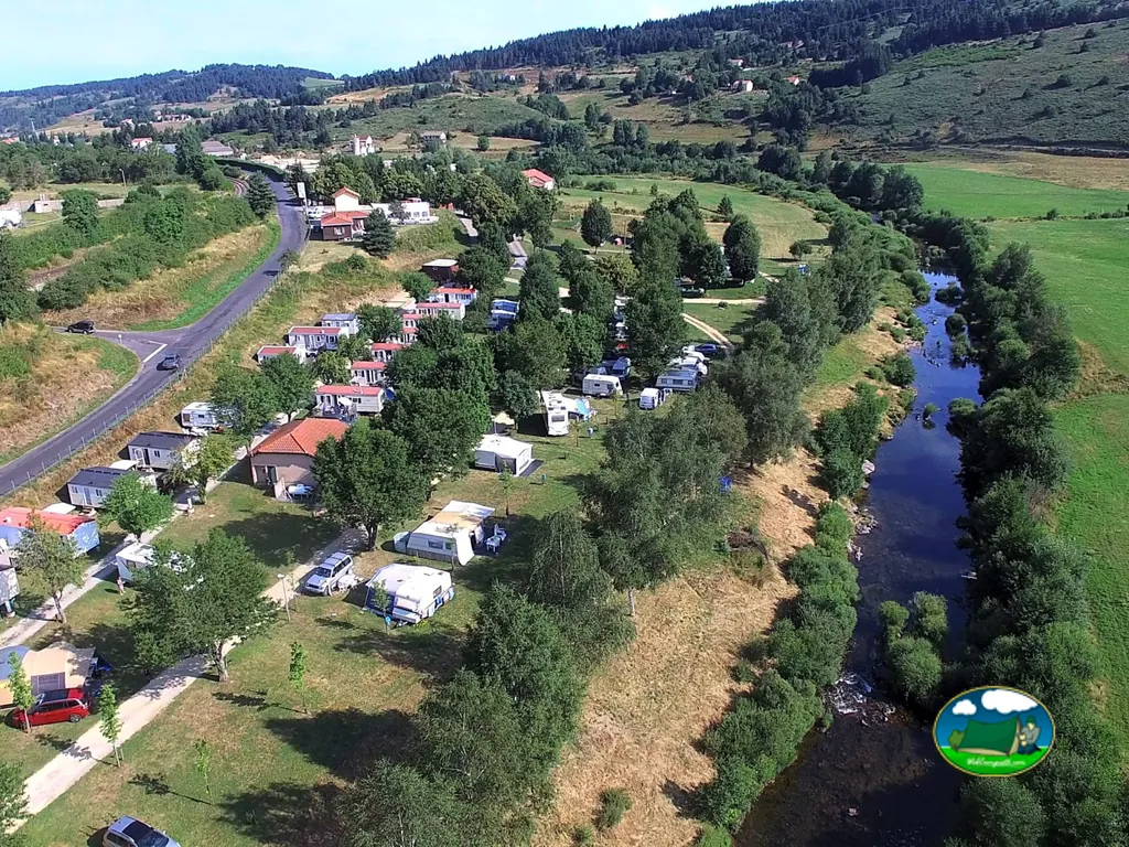 Caravanas junto al río vistas aéreas