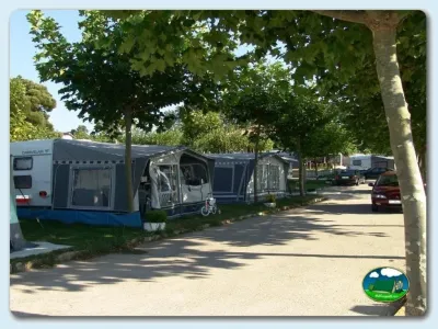 Parcela con mobil-home y toldo del Camping Moreiras, Moreires (Pontevedra)
