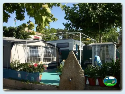 Mobil-home con terraza cubierta y jardín del Camping Moreiras, Moreires (Pontevedra)