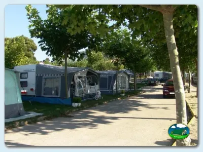 Mobil-home y parcelas bajo árboles del Camping Moreiras, Moreires (Pontevedra)