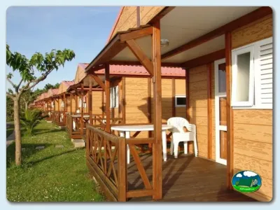 Bungalow de madera con terraza y mobiliario del Camping Moreiras, Moreires (Pontevedra)