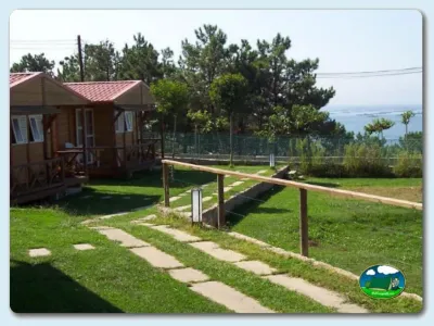 Bungalow con vistas al lago del Camping Moreiras, Moreires (Pontevedra)