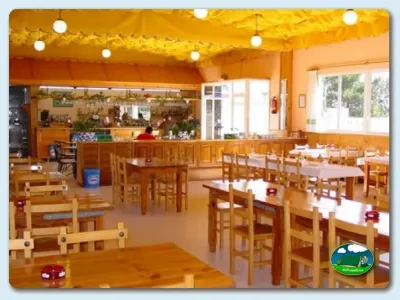 Restaurante bar con comedor y barra del Camping Moreiras, Moreires (Pontevedra)