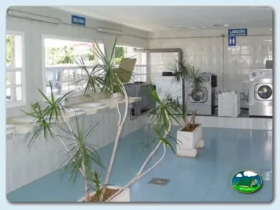 Lavandería con lavadoras y secadoras del Camping Moreiras, Moreires (Pontevedra)