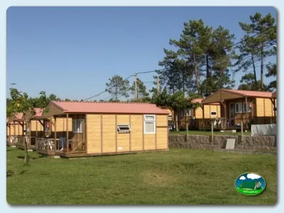 Bungalow de madera con terraza y vistas al bosque del Camping Moreiras, Moreires (Pontevedra)