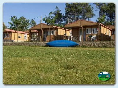 Bungalow de madera con piscina infantil del Camping Moreiras, Moreires (Pontevedra)