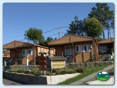 Bungalow de madera con porche y vistas al bosque del Camping Moreiras, Moreires (Pontevedra)