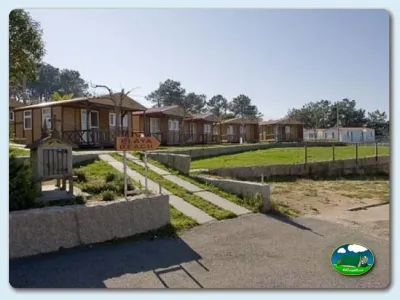 Mobil-home con vistas al río y parcelas del Camping Moreiras, Moreires (Pontevedra)