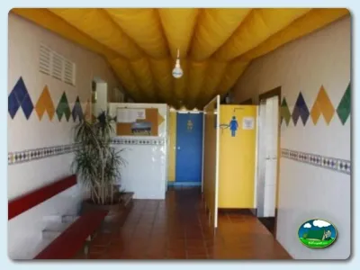 Aseos con decoración infantil y techo amarillo del Camping Moreiras, Moreires (Pontevedra)