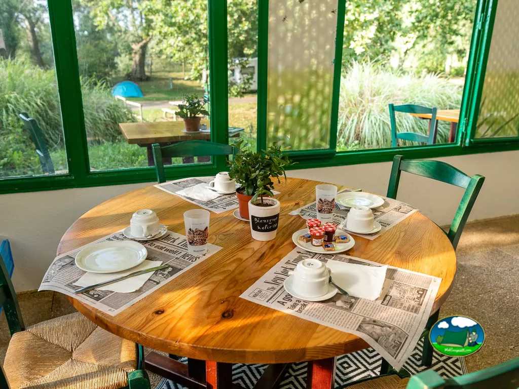 Mesa servida para desayuno