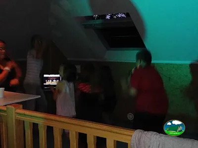 Fiesta nocturna bajo cubierta