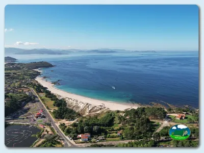 Playa junto al mar con vistas a la montaña del Camping Cachadelos, La Lanzada (Pontevedra)