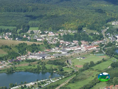 vista aérea de pueblo y lago