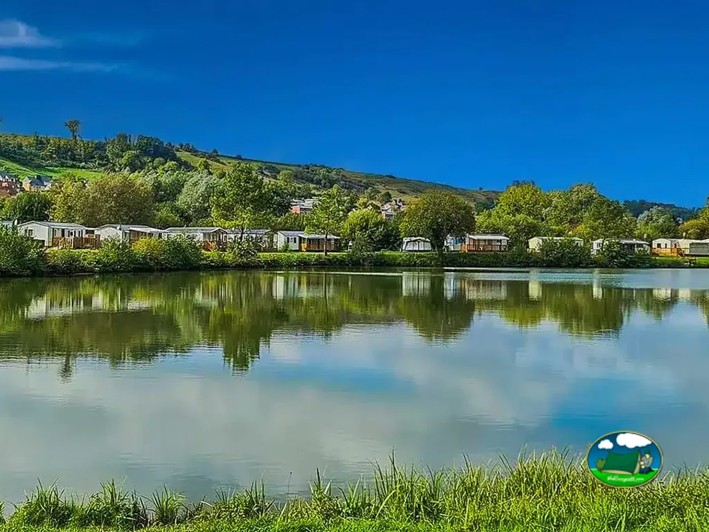Alojamientos reflejados en el lago