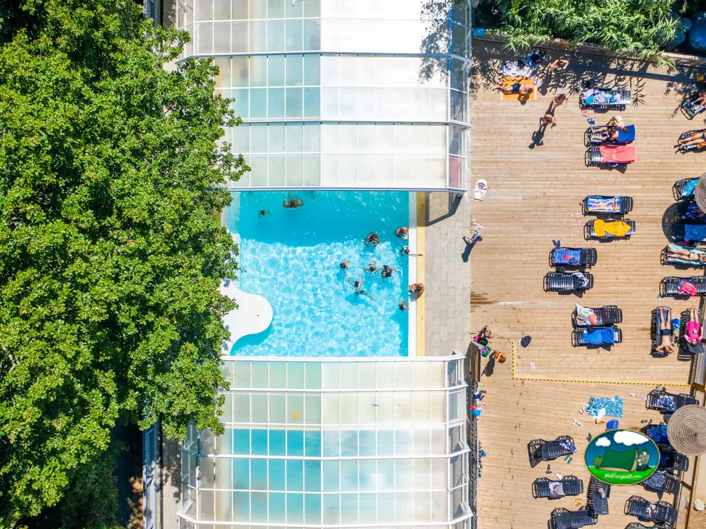 Piscina cubierta vista desde arriba