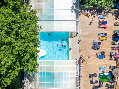 Piscina cubierta vista desde arriba