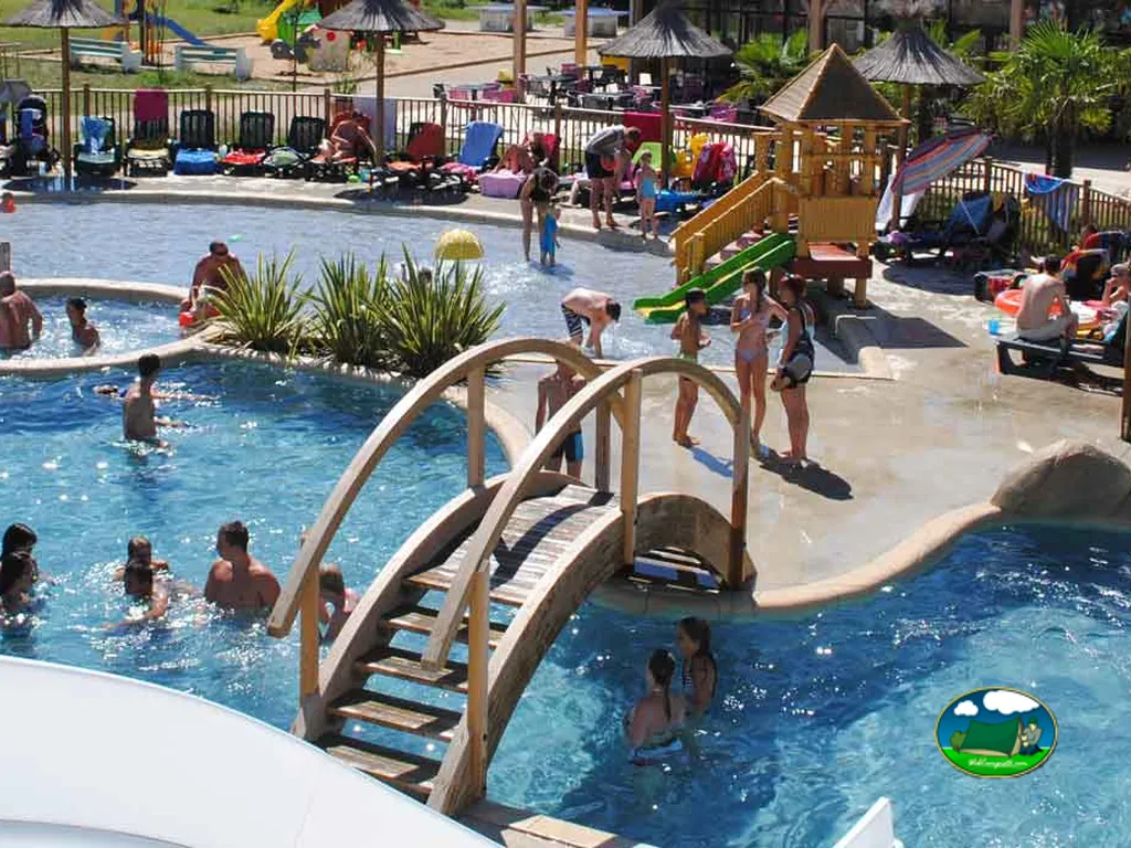 Piscinas unidas por pasarela