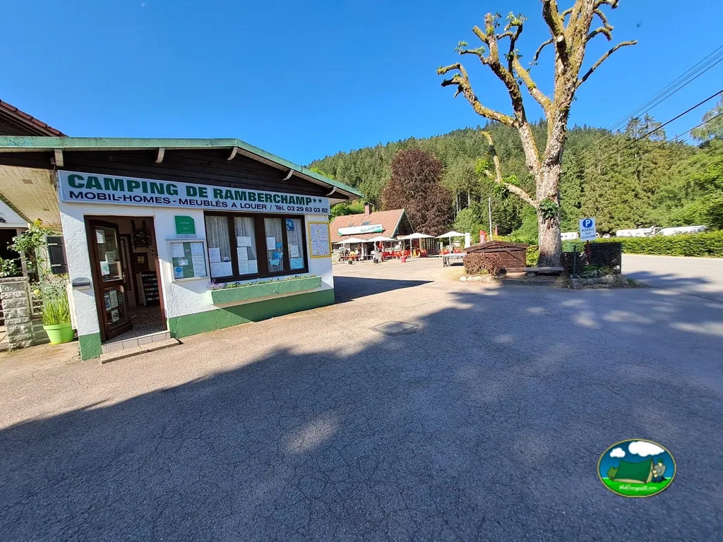 Entrada con recepción y rótulo