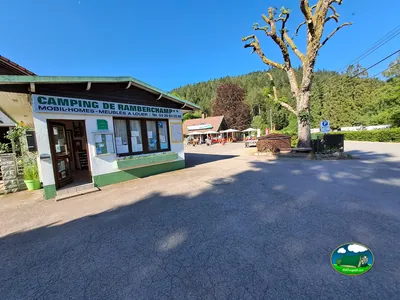 Entrada con recepción y rótulo