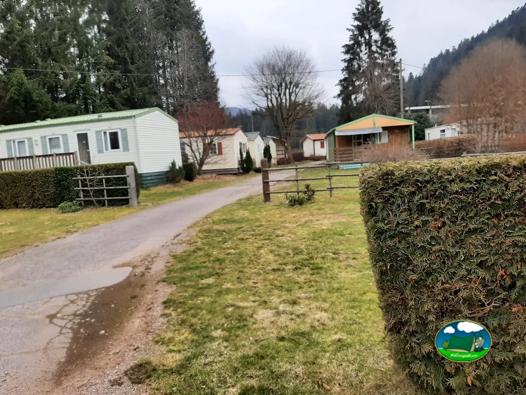 Avenida entre casas móviles
