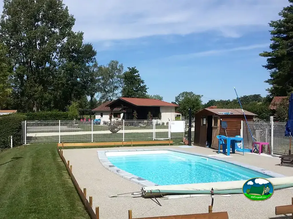 Piscina rodeada de césped