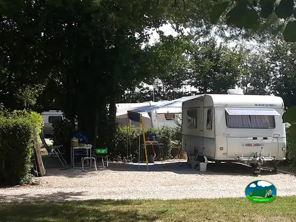 Caravana resguardada por setos