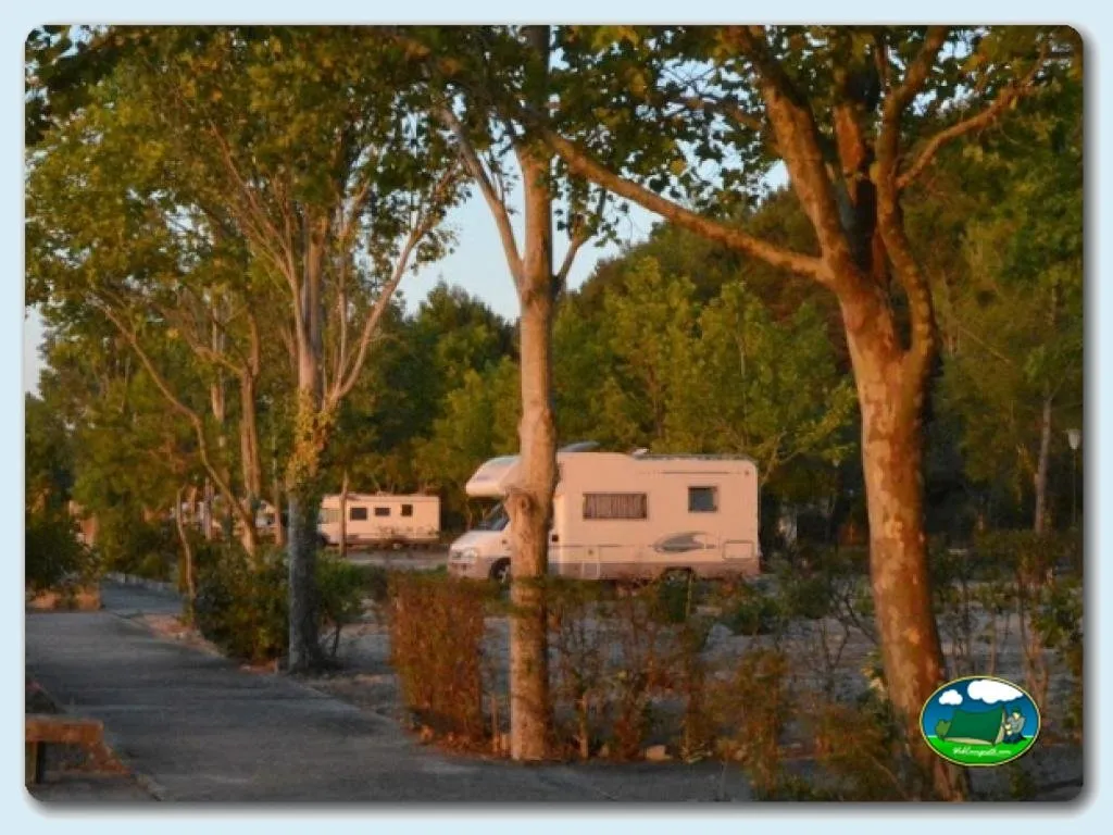 Mobil-home entre árboles, parcela arbolada del Camping Outao, Setubal (Setúbal)