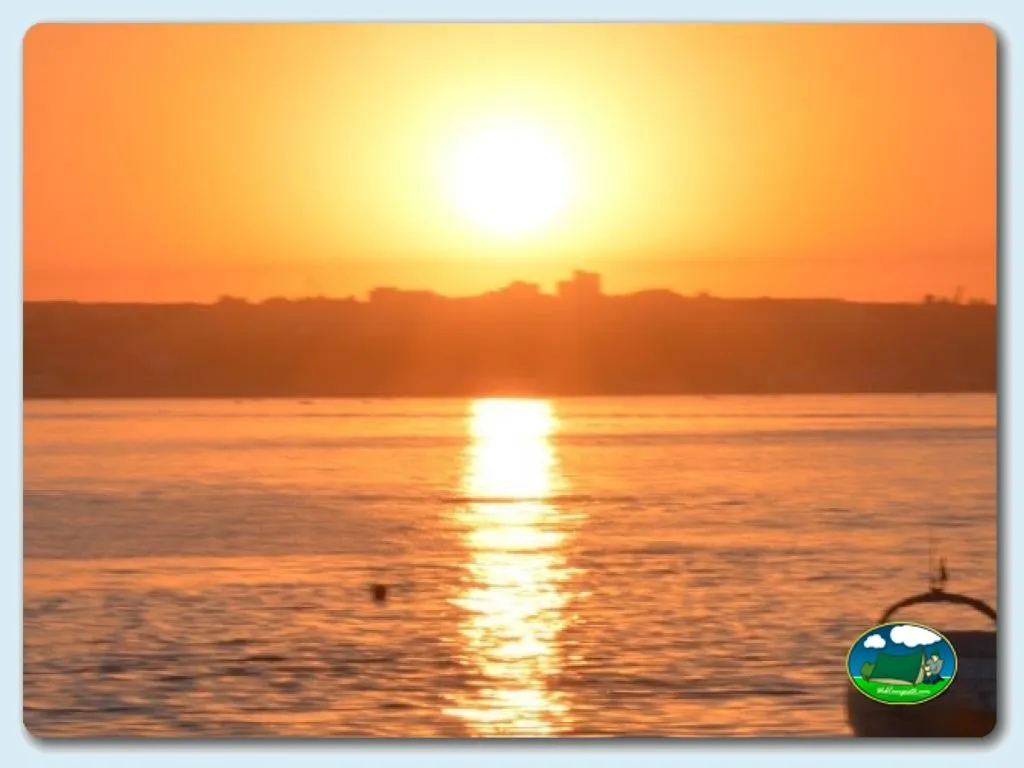 Junto al mar atardecer con reflejo dorado del Camping Outao, Setubal (Setúbal)