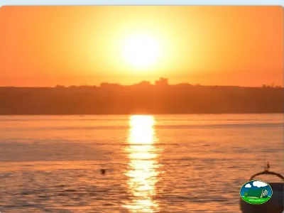 Junto al mar atardecer con reflejo dorado del Camping Outao, Setubal (Setúbal)