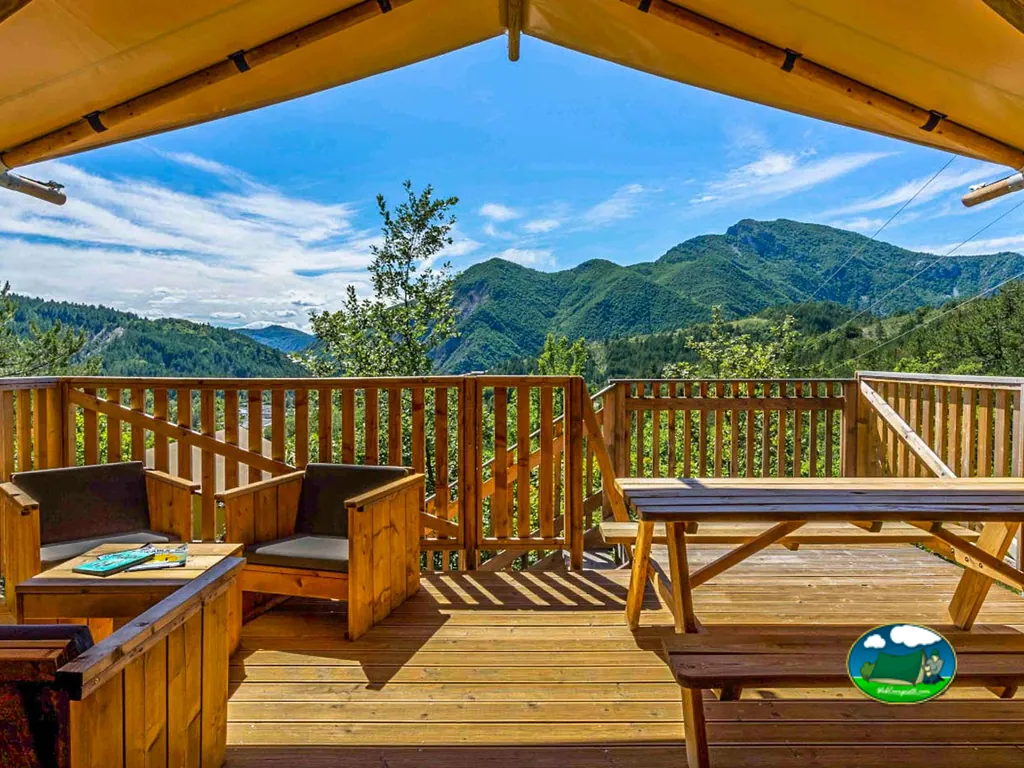 Terraza de madera con montañas