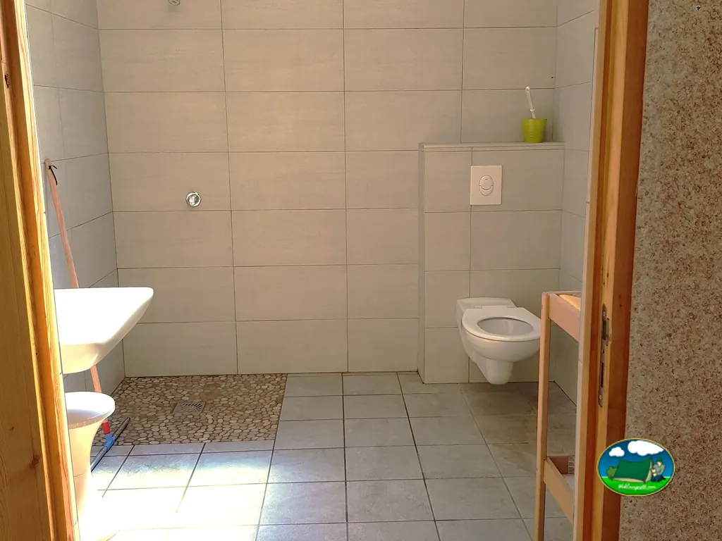 Baño con ducha y lavabo