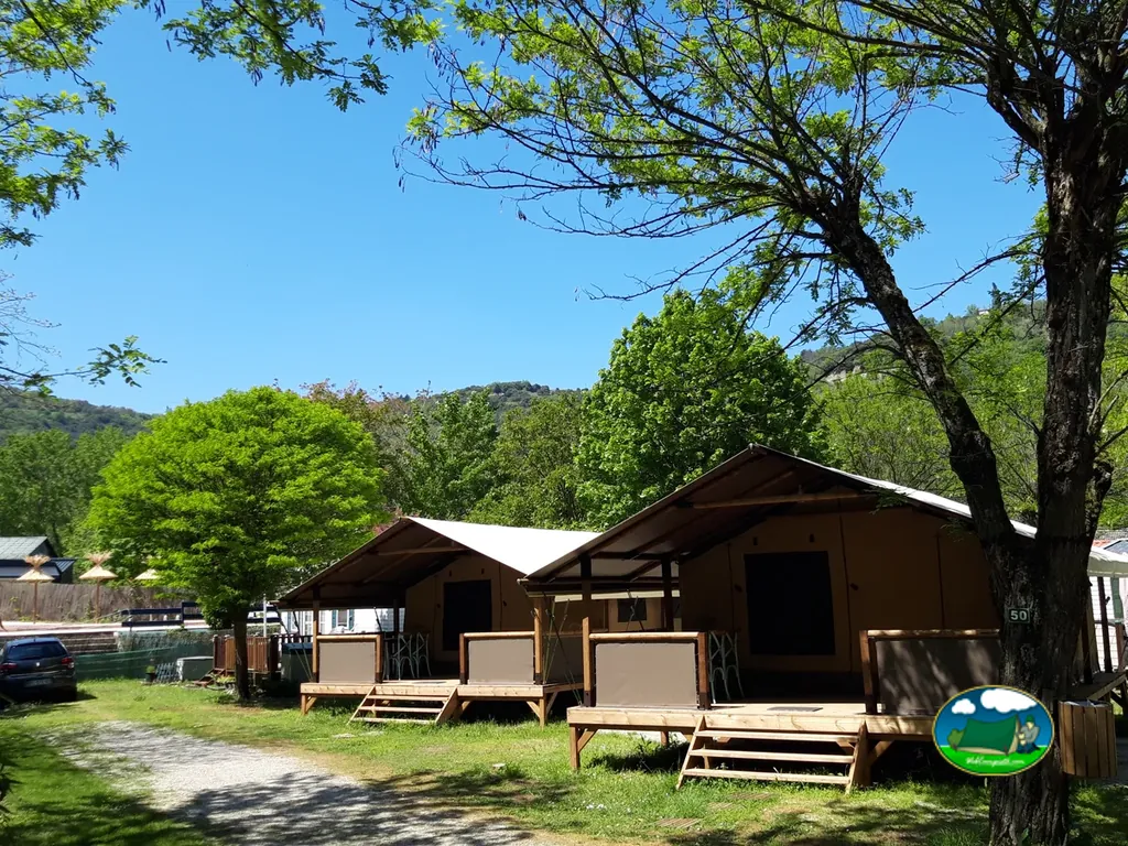 Bungalós de madera entre árboles