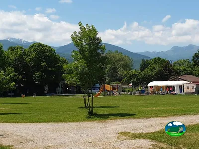 Pradera recreativa frente a montañas