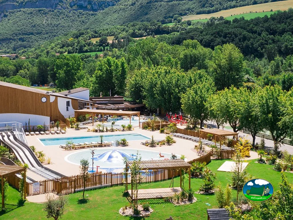 piscinas y toboganes junto a montañas