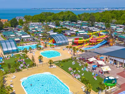 Parque acuático junto al mar
