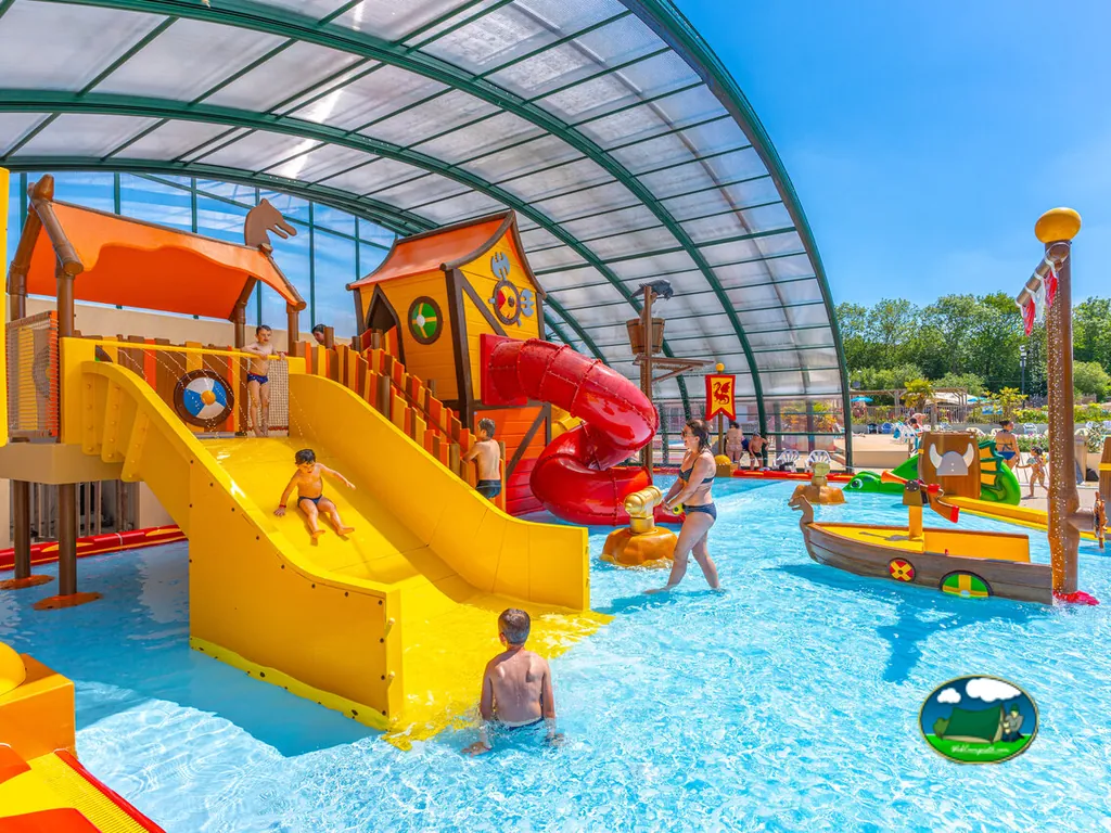 Parque acuático infantil cubierto