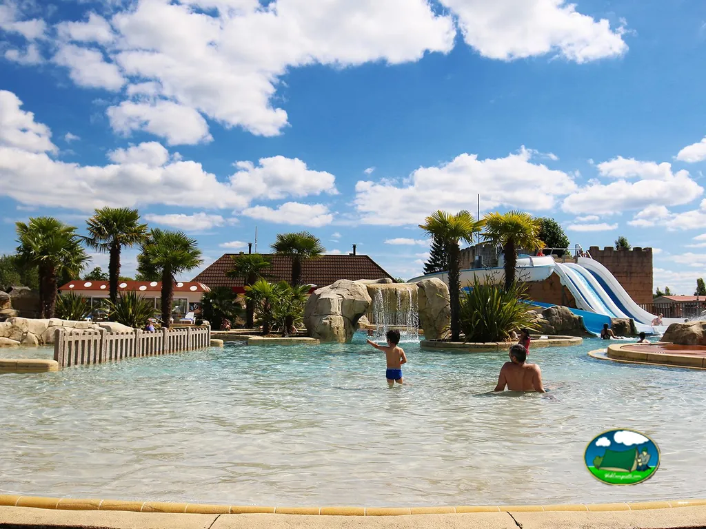 Piscina tropical con bañistas