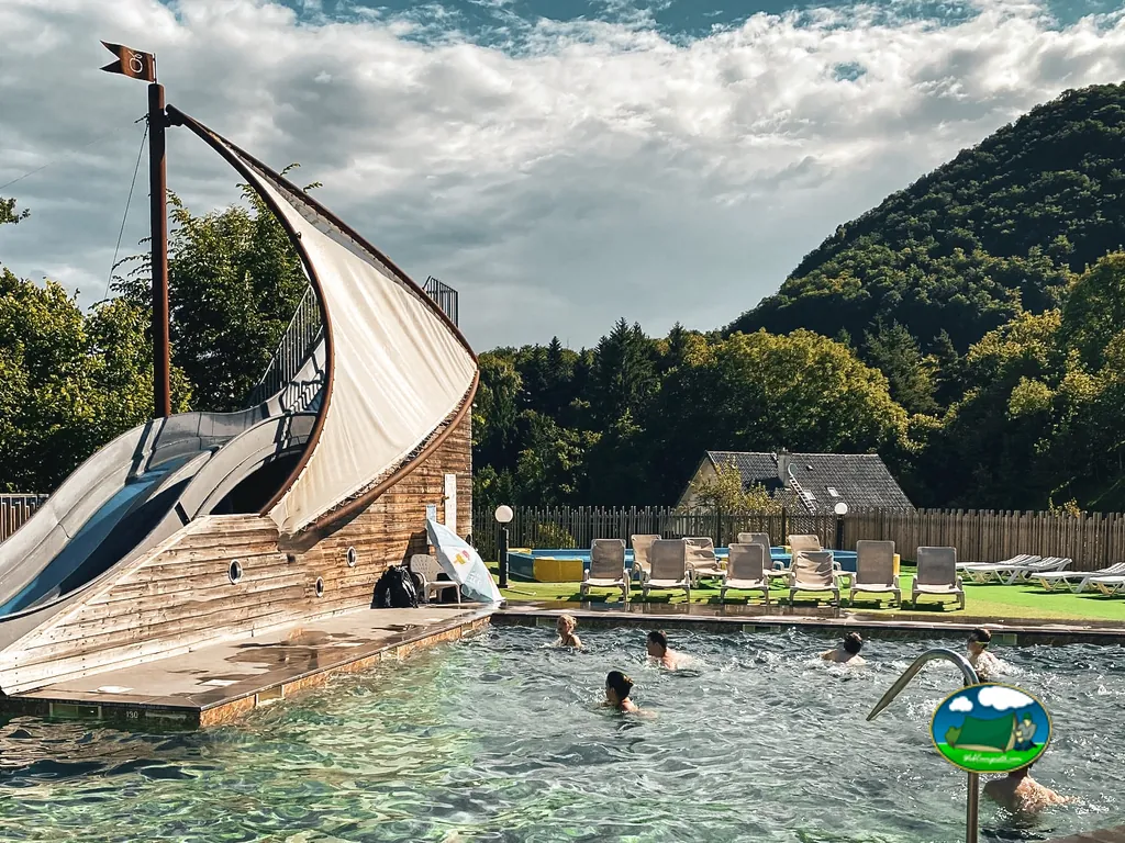 Tobogán sobre piscina exterior