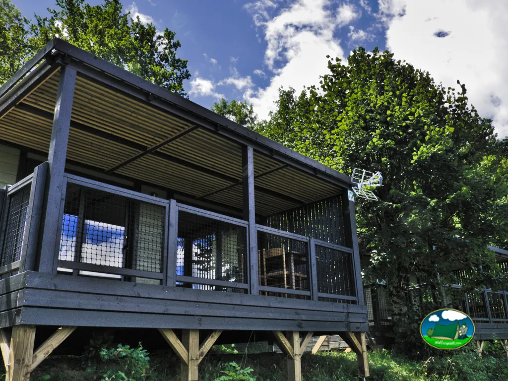 Bungaló elevado entre árboles