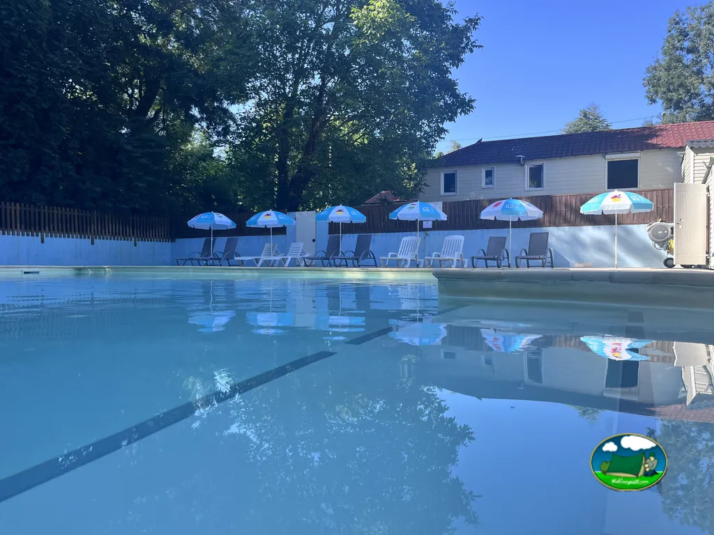 Piscina exterior con sombrillas